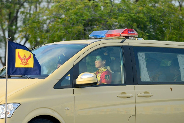 Người dân Thái-lan tiễn linh cữu nhà vua tới Hoàng cung ảnh 9