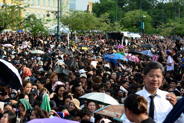 Người dân Thái-lan tiễn linh cữu nhà vua tới Hoàng cung ảnh 5