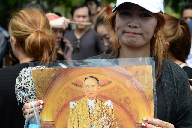 Người dân Thái-lan tiễn linh cữu nhà vua tới Hoàng cung ảnh 2