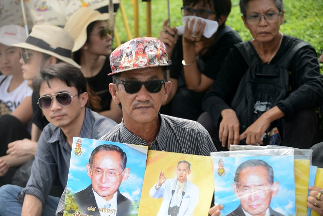 Người dân Thái-lan tiễn linh cữu nhà vua tới Hoàng cung ảnh 3