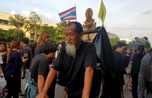 Người dân Thái-lan tiễn linh cữu nhà vua tới Hoàng cung ảnh 7 Người dân Thái-lan tiễn linh cữu nhà vua tới Hoàng cung ảnh 7