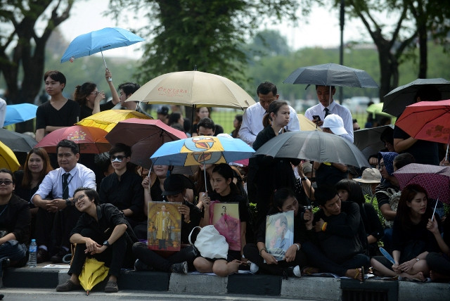 Người dân Thái-lan tiễn linh cữu nhà vua tới Hoàng cung ảnh 4