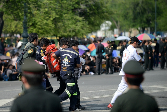 Người dân Thái-lan tiễn linh cữu nhà vua tới Hoàng cung ảnh 12