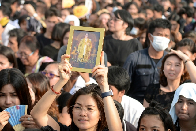Người dân Thái-lan tiễn linh cữu nhà vua tới Hoàng cung ảnh 11