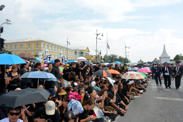 Người dân Thái-lan tiễn linh cữu nhà vua tới Hoàng cung ảnh 6