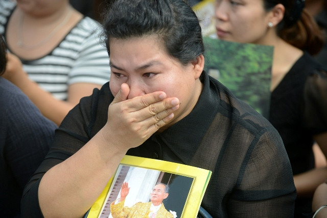 Người dân Thái-lan tiễn linh cữu nhà vua tới Hoàng cung ảnh 10