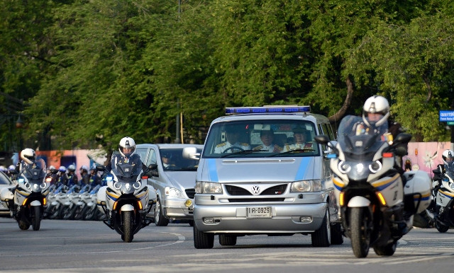 Người dân Thái-lan tiễn linh cữu nhà vua tới Hoàng cung ảnh 8 Người dân Thái-lan tiễn linh cữu nhà vua tới Hoàng cung ảnh 8