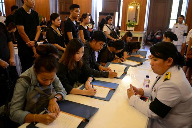 Thái-lan mở cửa Hoàng cung để người dân vào viếng nhà vua ảnh 3 Thái-lan mở cửa Hoàng cung để người dân vào viếng nhà vua ảnh 3