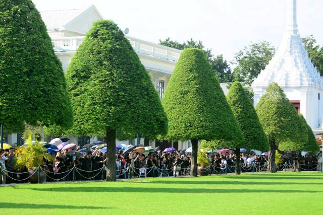 Thái-lan mở cửa Hoàng cung để người dân vào viếng nhà vua ảnh 2 Thái-lan mở cửa Hoàng cung để người dân vào viếng nhà vua ảnh 2