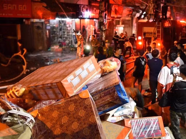 Cháy lớn tại đường Đê La Thành, Bệnh viện Nhi Trung ương sơ tán ảnh 6