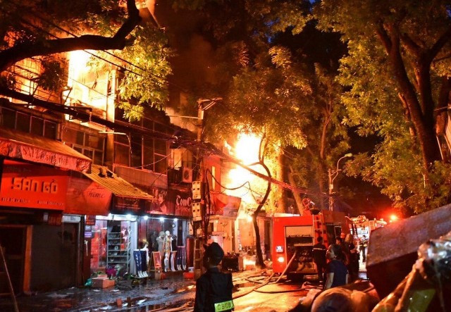 Cháy lớn tại đường Đê La Thành, Bệnh viện Nhi Trung ương sơ tán ảnh 4 Cháy lớn tại đường Đê La Thành, Bệnh viện Nhi Trung ương sơ tán ảnh 4