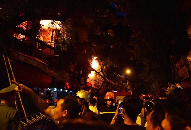 Cháy lớn tại đường Đê La Thành, Bệnh viện Nhi Trung ương sơ tán ảnh 7 Cháy lớn tại đường Đê La Thành, Bệnh viện Nhi Trung ương sơ tán ảnh 7