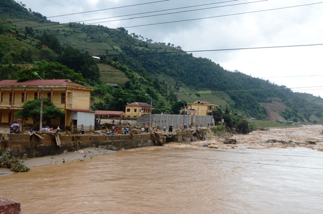 Hàng nghìn cán bộ, chiến sĩ tham gia tìm kiếm cứu nạn, giúp dân khắc phục hậu quả mưa lũ ảnh 5