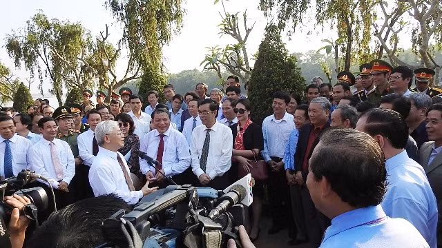 Các đồng chí lãnh đạo Đảng, Nhà nước dâng hương tại Nhà lưu niệm Tổng Bí thư Lê Duẩn và Thành cổ Quảng Trị ảnh 2