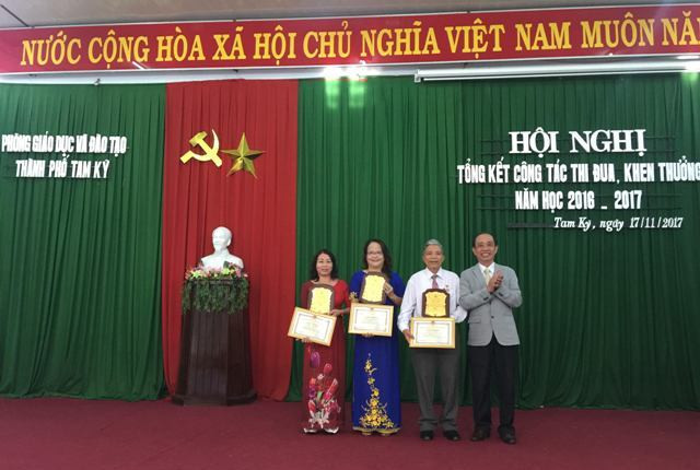 Cô giáo mười năm liền mở lớp bồi dưỡng miễn phí học sinh nghèo ảnh 2