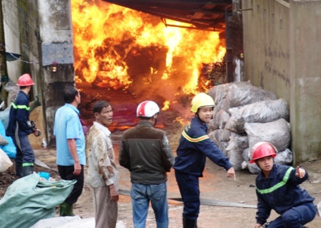 Cháy lớn tại cơ sở sản xuất hương, trầm ở Huế ảnh 1