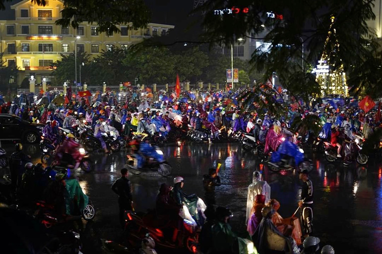 Người dân cả nước ăn mừng chức vô địch AFF Cup 2018 của tuyển Việt Nam ảnh 11 Người dân cả nước ăn mừng chức vô địch AFF Cup 2018 của tuyển Việt Nam ảnh 11