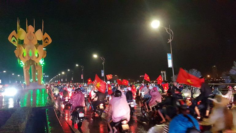 Người dân cả nước ăn mừng chức vô địch AFF Cup 2018 của tuyển Việt Nam ảnh 12 Người dân cả nước ăn mừng chức vô địch AFF Cup 2018 của tuyển Việt Nam ảnh 12