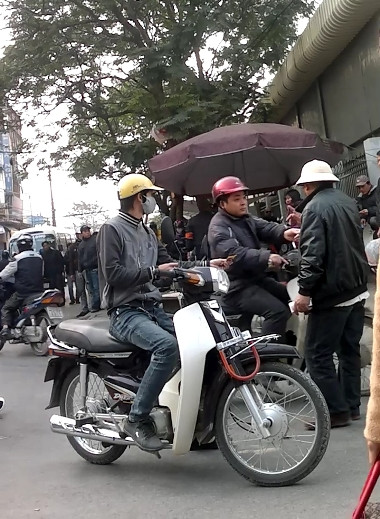 Bức xúc việc thu tiền trái quy định ở bến xe Giáp Bát ảnh 1