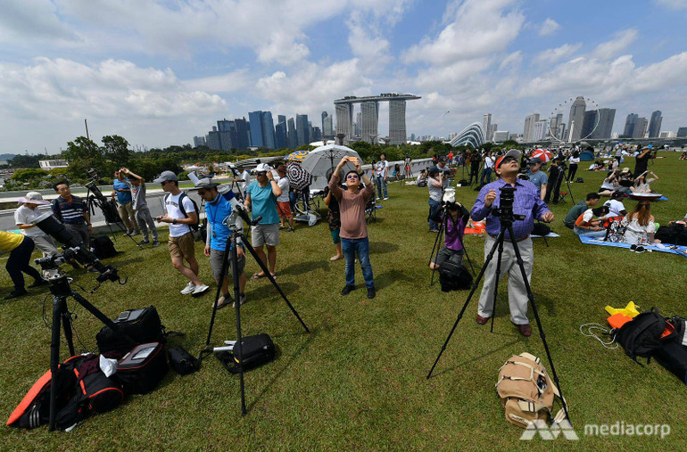 Người dân châu Á chiêm ngưỡng nhật thực cuối cùng trong thập kỷ ảnh 2 Người dân châu Á chiêm ngưỡng nhật thực cuối cùng trong thập kỷ ảnh 2