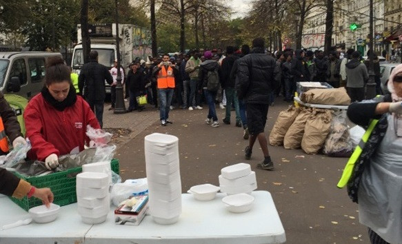 Người di cư dựng lều, vạ vật trên đường phố ở Paris ảnh 6