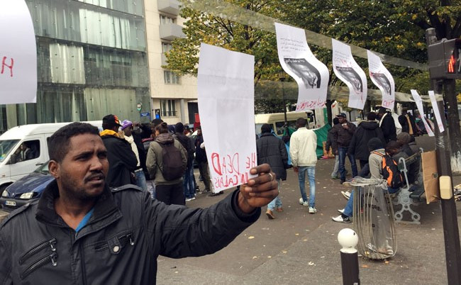 Người di cư dựng lều, vạ vật trên đường phố ở Paris ảnh 4