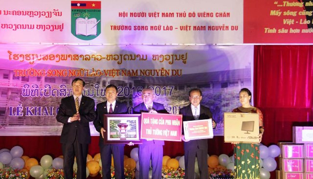 Trường song ngữ Lào-Việt Nam Nguyễn Du chào mừng năm học mới ảnh 2