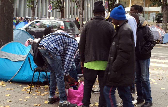Người di cư dựng lều, vạ vật trên đường phố ở Paris ảnh 2