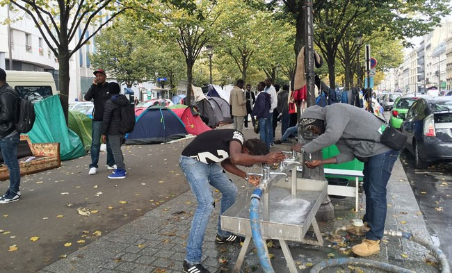 Người di cư dựng lều, vạ vật trên đường phố ở Paris ảnh 5