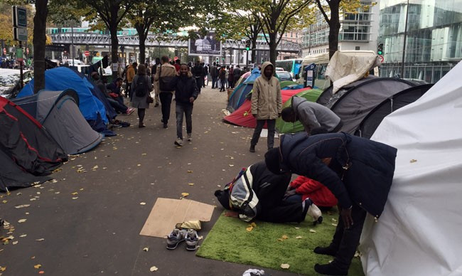 Người di cư dựng lều, vạ vật trên đường phố ở Paris ảnh 3