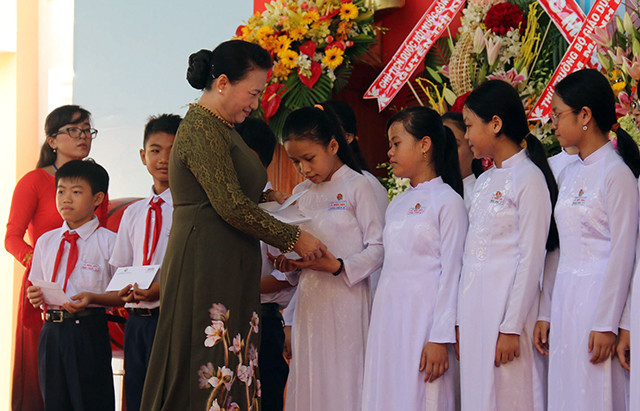 Lãnh đạo Ðảng, Nhà nước dự khai giảng năm học mới ảnh 2