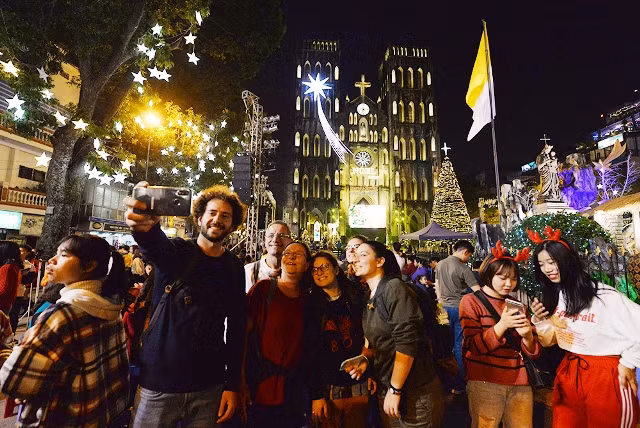 Không khí rộn ràng đón Giáng sinh trên cả nước ảnh 4