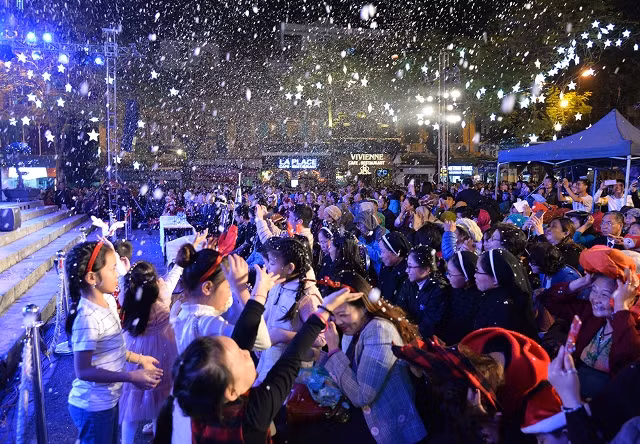 Không khí rộn ràng đón Giáng sinh trên cả nước ảnh 3