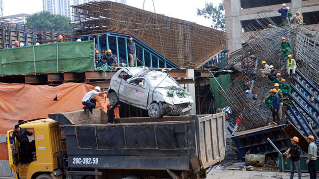 Sập giàn giáo đường sắt trên cao, bốn người thoát chết ảnh 2