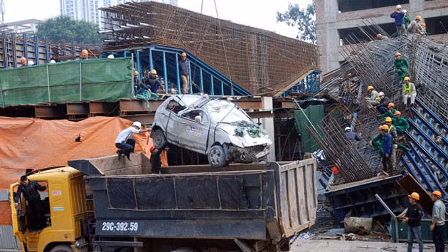 Sập giàn giáo đường sắt trên cao, bốn người thoát chết ảnh 2