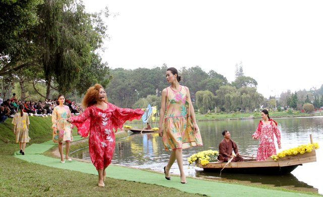 “Kể chuyện” lụa và thổ cẩm nam Tây Nguyên bên hồ Xuân Hương Đà Lạt ảnh 4 “Kể chuyện” lụa và thổ cẩm nam Tây Nguyên bên hồ Xuân Hương Đà Lạt ảnh 4