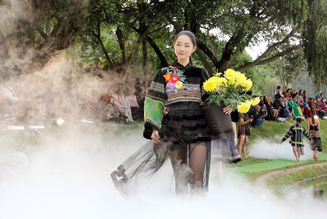 “Kể chuyện” lụa và thổ cẩm nam Tây Nguyên bên hồ Xuân Hương Đà Lạt ảnh 11 “Kể chuyện” lụa và thổ cẩm nam Tây Nguyên bên hồ Xuân Hương Đà Lạt ảnh 11