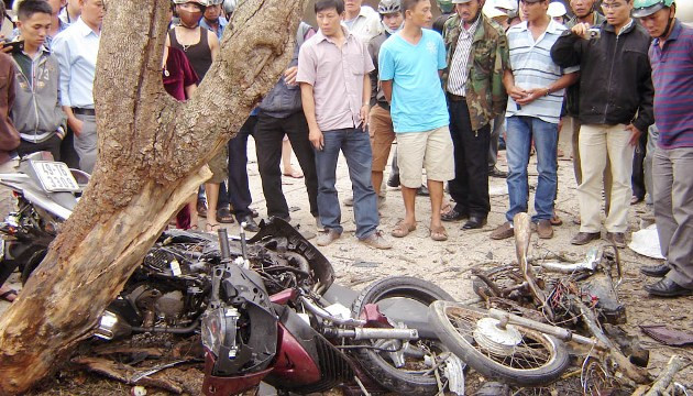 Xe máy bị nát vụn sau cú va chạm mạnh.