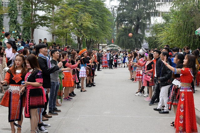 Mang Tết của đồng bào dân tộc Mông đến với Thủ đô Hà Nội ảnh 1