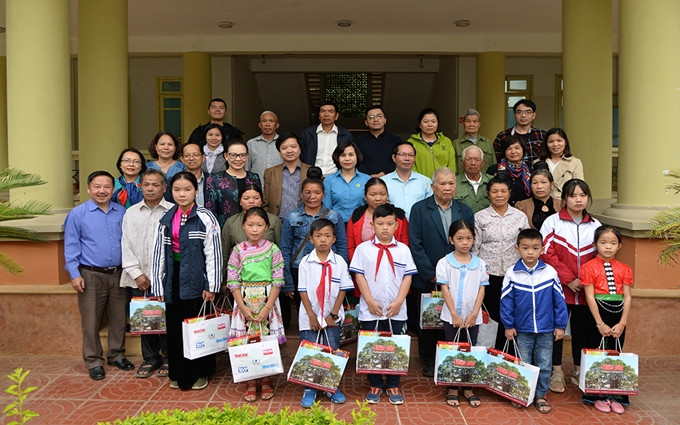 Báo Nhân Dân tặng quà gia đình chính sách và học sinh nghèo vượt khó tại Sơn La ảnh 5