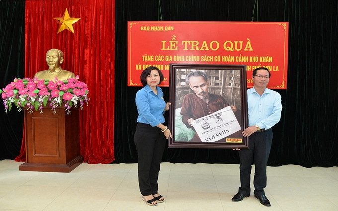 Báo Nhân Dân tặng quà gia đình chính sách và học sinh nghèo vượt khó tại Sơn La ảnh 4