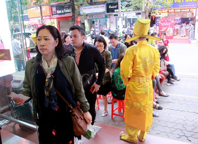 Tấp nập khách mua vàng ngày vía Thần Tài ảnh 13