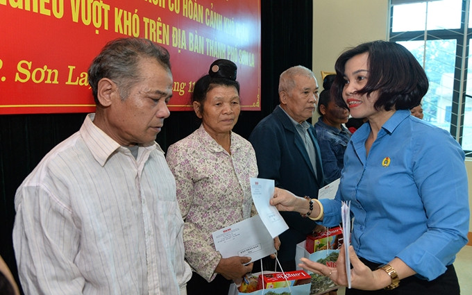 Báo Nhân Dân tặng quà gia đình chính sách và học sinh nghèo vượt khó tại Sơn La ảnh 3