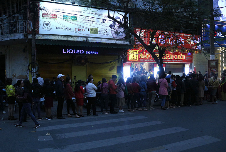 Tấp nập khách mua vàng ngày vía Thần Tài ảnh 12