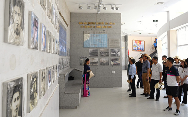 Giao lưu, tặng quà cán bộ chiến sĩ Trung đoàn tàu ngầm 196 ảnh 3 Giao lưu, tặng quà cán bộ chiến sĩ Trung đoàn tàu ngầm 196 ảnh 3