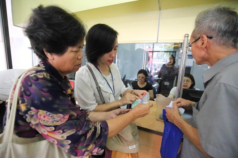 Hà Nội: Hàng trăm người cao tuổi xếp hàng làm thẻ xe buýt miễn phí ảnh 11