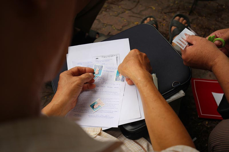 Hà Nội: Hàng trăm người cao tuổi xếp hàng làm thẻ xe buýt miễn phí ảnh 6