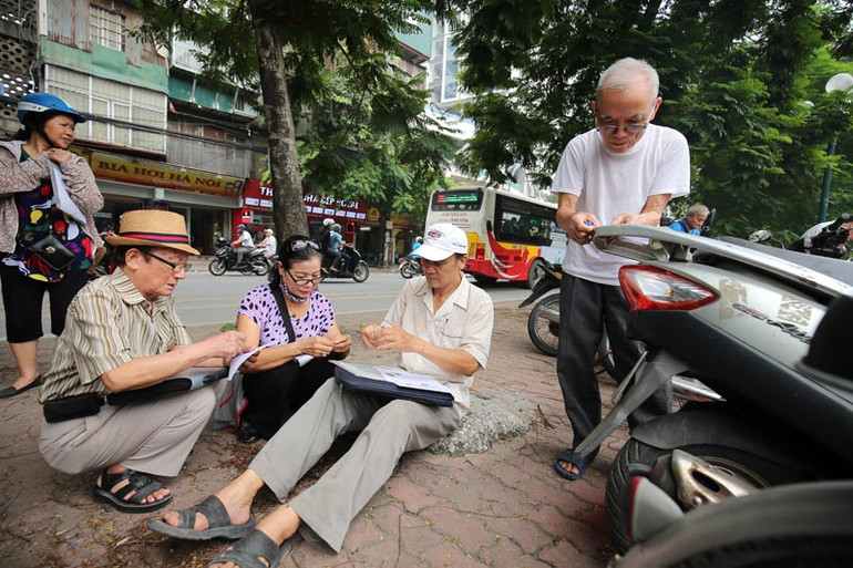 Hà Nội: Hàng trăm người cao tuổi xếp hàng làm thẻ xe buýt miễn phí ảnh 5