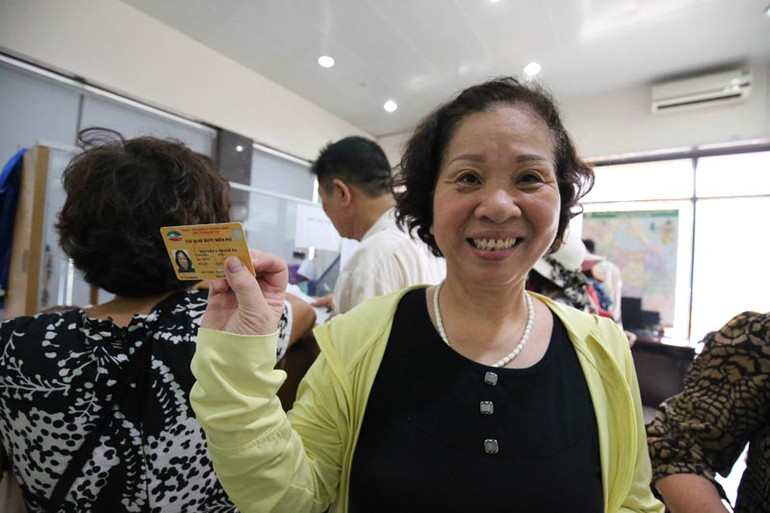 Hà Nội: Hàng trăm người cao tuổi xếp hàng làm thẻ xe buýt miễn phí ảnh 14