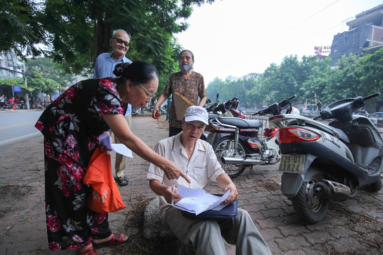 Hà Nội: Hàng trăm người cao tuổi xếp hàng làm thẻ xe buýt miễn phí ảnh 3